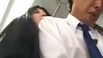 Une Japonaise Fait Une Branlette Dans Un Bus Public