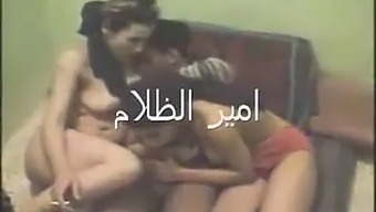 Beautés Arabes Jouissant De Plaisir Lesbien