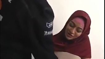 Beauté Arabe Mature Séduit Son Beau-Fils