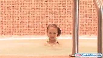Najstnica Milan Se Pokaže V Bikiniju V Vročem Jacuzziju