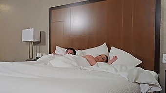 Mačeha In Pastorek Se Prepustita Tabu Srečanju V Hotelski Sobi