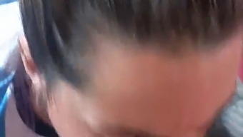 Blond Babe Sluker Sæd