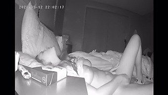 En Reservert Kvinne Tilfredsstiller Seg Selv Om Natten Med Et Hemmelig Kamera Gjemt I Nærheten