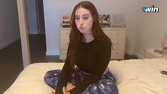 Het Rødhåret I Hjemmelaget Pornofilm Har Fantastisk Sex Før Timen